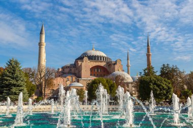 Ayasofya'nın ve bir güzel yaz günü Istanbul, Türkiye'de çeşme