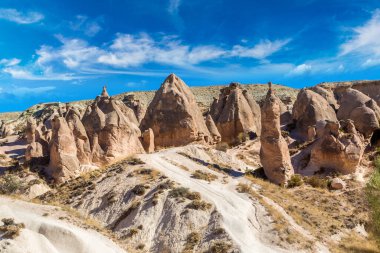Volkanik kaya oluşumları Kapadokya, Türkiye'de güzel bir yaz günü manzara