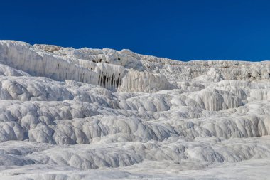 Traverten havuzları ve teraslar Pamukkale, Türkiye'de bir güzel yaz günü