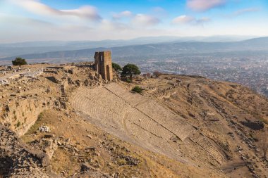 Pergamon, Bergama, Türkiye'de bir güzel yaz günü Helenistik tiyatro