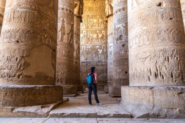 Güneşli bir günde Dendera Tapınağı 'nda kadın turist, Luxor, Mısır