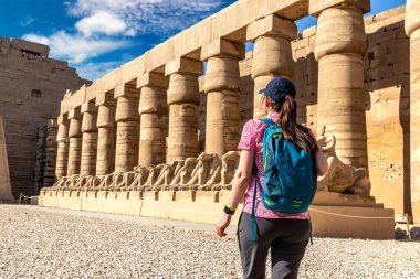 Karnak Tapınağında kadın turist güneşli bir günde, Lüksör, Mısır