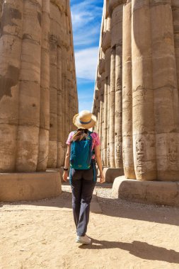 Luxor Tapınağında kadın turist güneşli bir günde, Lüksör, Mısır