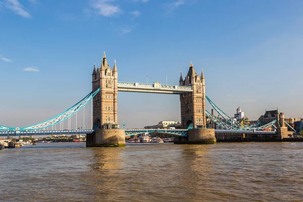 Γέφυρα Πύργων Στο Λονδίνο Μια Όμορφη Καλοκαιρινή Μέρα Αγγλία Ηνωμένο — Φωτογραφία Αρχείου