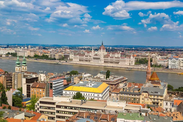 Panoramatický Výhled Budovu Budapešti Parlamentu Maďarsku Krásného Letního Dne — Stock fotografie