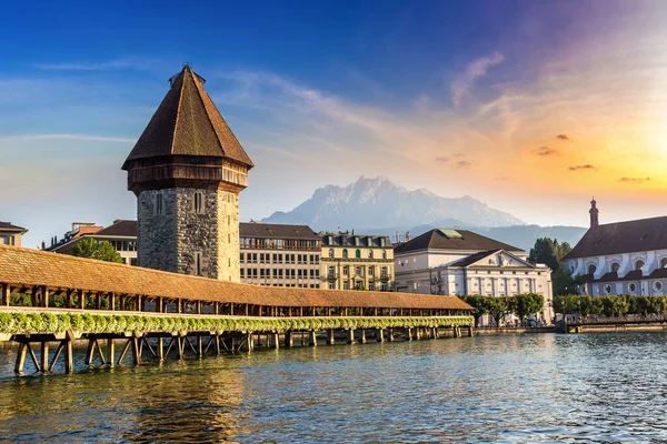 Διάσημη Γέφυρα Chapel Λουκέρνη Μια Όμορφη Καλοκαιρινή Μέρα Ελβετία — Φωτογραφία Αρχείου