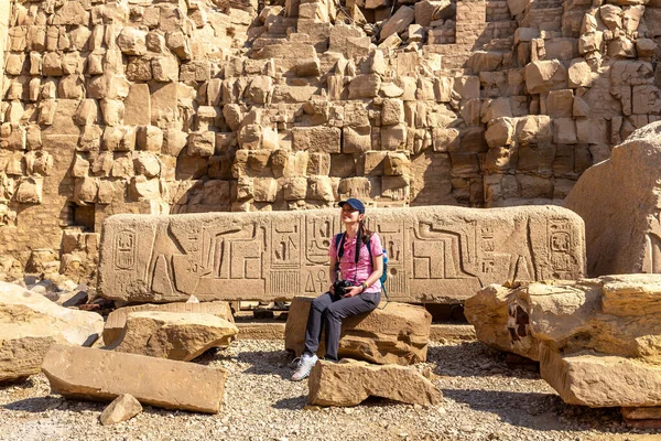 Woman Tourist Karnak Temple Sunny Day Luxor Egypt — Zdjęcie stockowe