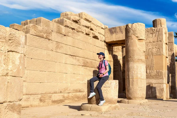 Turista Mujer Templo Karnak Día Soleado Luxor Egipto —  Fotos de Stock