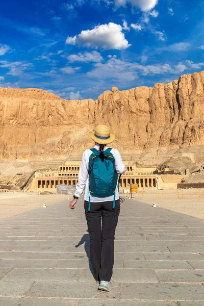 Kraliçe Hatshepsut Tapınağı Nda Kadın Gezgin Krallar Vadisi Mısır — Stok fotoğraf