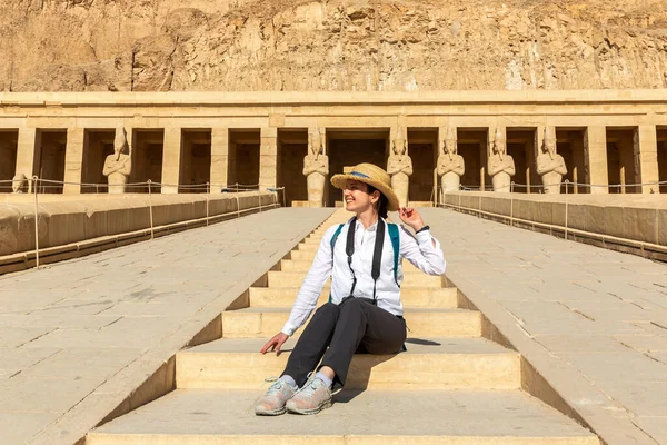 Viajera Templo Reina Hatshepsut Valle Los Reyes Egipto —  Fotos de Stock