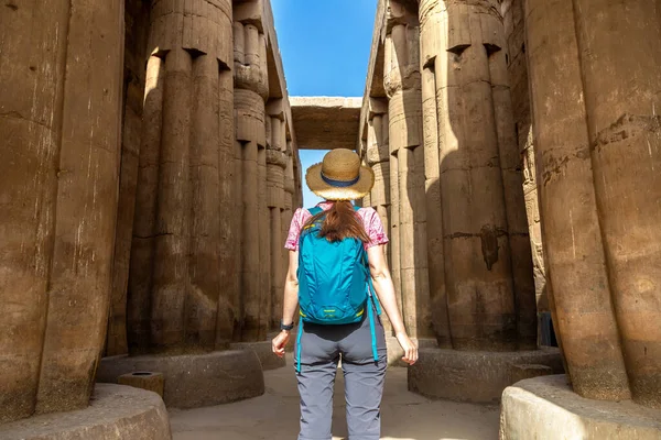 Turista Templo Luxor Día Soleado Luxor Egipto —  Fotos de Stock