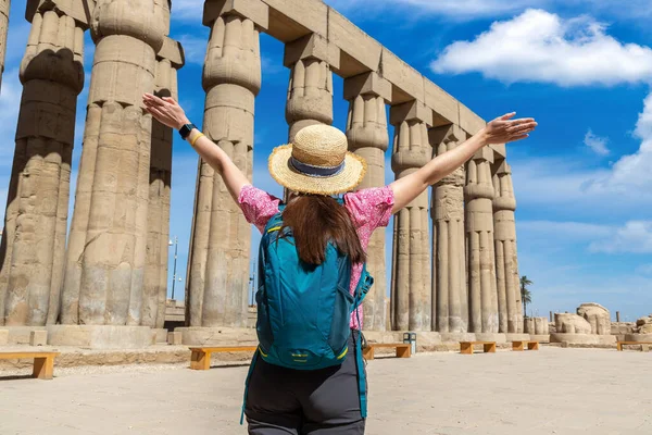 Woman Tourist Luxor Temple Sunny Day Luxor Egypt — стоковое фото