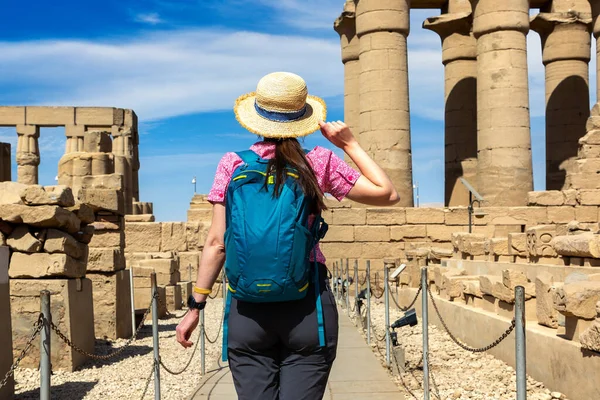 Luxor Tapınağında Kadın Turist Güneşli Bir Günde Lüksör Mısır — Stok fotoğraf