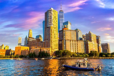 Manhattan şehir merkezinin panoramik manzarası ve New York 'taki Hudson nehri, ABD