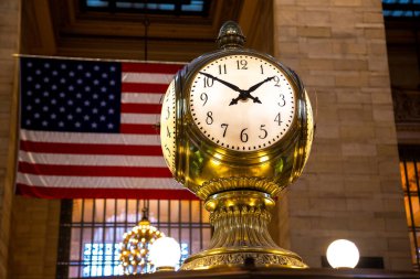 New York, ABD 'de Manhattan' daki Grand Central İstasyon Terminalinin ana salonundaki klasik klasik saat.