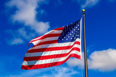 ABD bayrağı açık mavi gökyüzünde dalgalanıyor