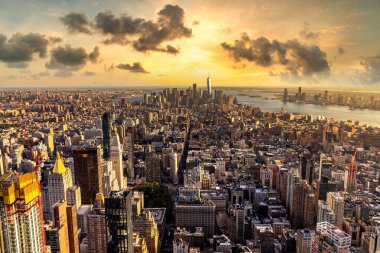 New York City, New York, ABD 'de günbatımında Manhattan' ın panoramik hava manzarası