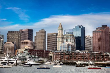 Güneşli bir günde Boston şehir manzarasının panoramik manzarası, ABD