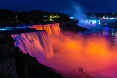 Amerika 'nın Niagara Şelalesi' ndeki Amerikan Şelaleleri 'nin gece manzarası.