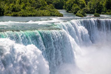 Amerika 'nın Niagara Şelalesi' ndeki Amerikan Şelalesi manzarası
