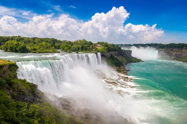 Amerika 'nın Niagara Şelalesi' ndeki Amerikan Şelalesi manzarası