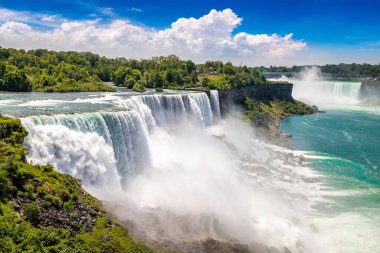 Amerika 'nın Niagara Şelalesi' ndeki Amerikan Şelalesi manzarası