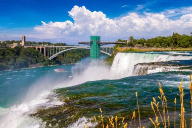 Amerika 'nın Niagara Şelalesi' ndeki Amerikan Şelalesi manzarası