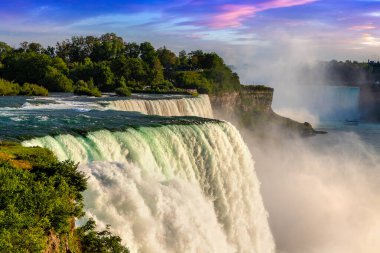 Amerika 'nın Niagara Şelalesi' ndeki Amerikan Şelalesi manzarası