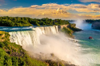 Amerika 'nın Niagara Şelalesi' ndeki Amerikan Şelalesi manzarası