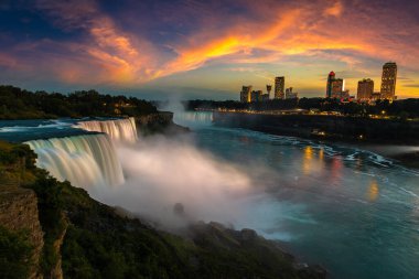 Amerika 'nın Niagara Şelalesi' ndeki Amerikan Şelaleleri 'nin gece manzarası.