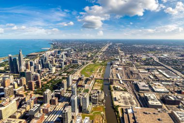 Chicago ve Michigan Gölü 'nün panoramik şehir manzarası güneşli bir günde, Illinois, ABD