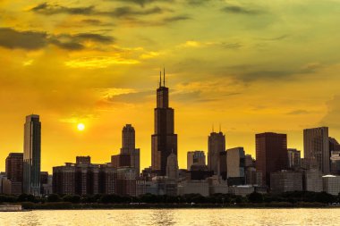 Chicago 'nun panoramik şehir manzarası gün batımında, Illinois, ABD