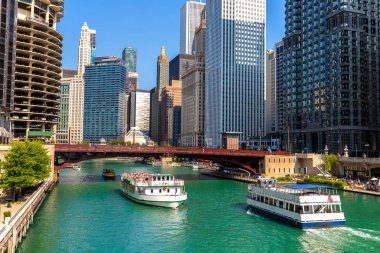 Chicago, Illinois, ABD 'deki Chicago Nehri' nde gezi.