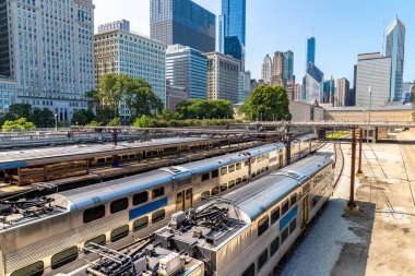 Chicago 'daki tren istasyonu güneşli bir günde, Illinois, ABD