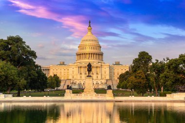 ABD Kongre Binası ve Kongre Yansıyan Havuz Washington DC, ABD 'de gün batımında