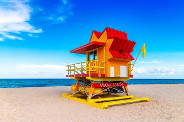 Florida, güneşli bir günde Miami Beach, Güney Sahili 'nde cankurtaran kulesi.