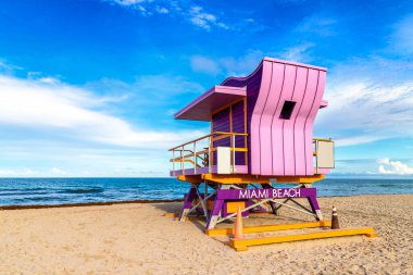 Florida, güneşli bir günde Miami Beach, Güney Sahili 'nde cankurtaran kulesi.