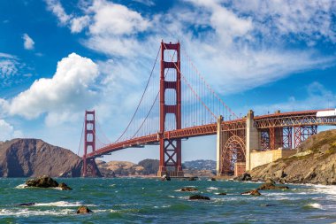 Golden Gate Köprüsü, San Francisco, Kaliforniya 'daki Marshall plajından görüldü.