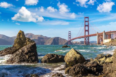 Golden Gate Köprüsü, San Francisco, Kaliforniya 'daki Marshall plajından görüldü.