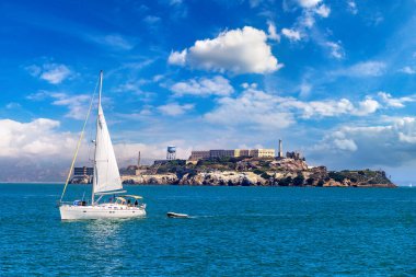 San Francisco, California, ABD 'de Alcatraz hapishane adasına karşı yelkenli yatı
