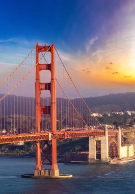 Golden Gate Köprüsü 'nün San Francisco, California, ABD' de günbatımında panoramik görüntüsü