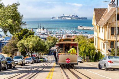 San Francisco, Kaliforniya, ABD 'de bir arka planda Cable Car tramvayı ve Alcatraz hapishane adası