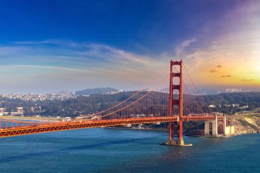 Golden Gate Köprüsü 'nün San Francisco, California, ABD' de günbatımında panoramik görüntüsü