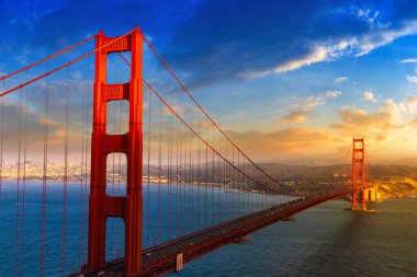 Golden Gate Köprüsü 'nün San Francisco, California, ABD' de günbatımında panoramik görüntüsü