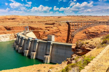 Glen Canyon Barajı ve Glen Canyon Barajı Köprüsü Colorado nehrinde güneşli bir günde, Arizona, ABD