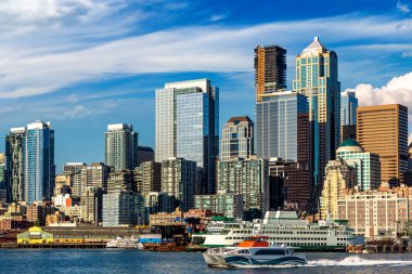 Elliott Körfezi 'ndeki Seattle manzarasının panoramik görüntüsü güneşli bir günde, Washington, ABD