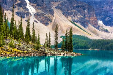 Moraine Gölü 'nün panoramik manzarası, Kanada Banff Ulusal Parkı