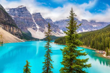 Moraine Gölü 'nün panoramik manzarası, Kanada Banff Ulusal Parkı