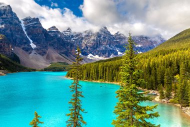 Moraine Gölü 'nün panoramik manzarası, Kanada Banff Ulusal Parkı