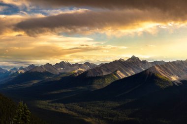 Gün batımında Banff Ulusal Parkı 'ndaki Bow Valley' in panoramik hava manzarası, Kanada Kayalıkları